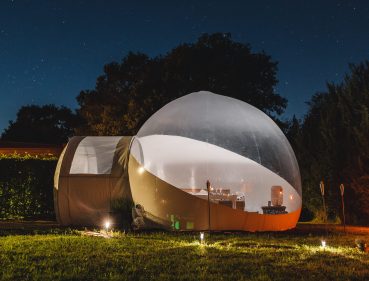 Lizenz- und Nutzungsbedingungen: Fotos dürfen zeitlich unbegrenzt, aber räumlich nur im deutschen Raum von Bubble Tent Deutschland FM UG genutzt werden. Eine Weitergabe an Dritte ist nicht gestattet. Weiterhin dürfen sie ausschließlich zur redaktionellen Nutzung (Social Media, Website, Newsletter, Printprodukten) genutzt werden. Die Verwendung für werbliche Nutzung begrenzt sich auf die nicht-kommerzielle Anzeigenschaltung zur Bewerbung der Bubble Tents. Die Bilder dürfen außerdem nicht bearbeitet werden. Einfache Änderungen (z.B. Logo hinzufügen, kombinieren mit anderen Bildern, zuschneiden) sind gestattet, solange der eigentliche Bildstil erhalten bleibt. Es handelt sich nicht um eine Exklusivnutzung, sondern die Fotograf:innen dürfen die Fotos weiter frei verwenden. Eine Verwendung des Copyrights („Anskar Lenzen & Lea Milde“ oder den jeweiligen Einzelnamen) ist obligatorisch, muss aber nicht zwingend auf dem Bild selbst genannt werden.